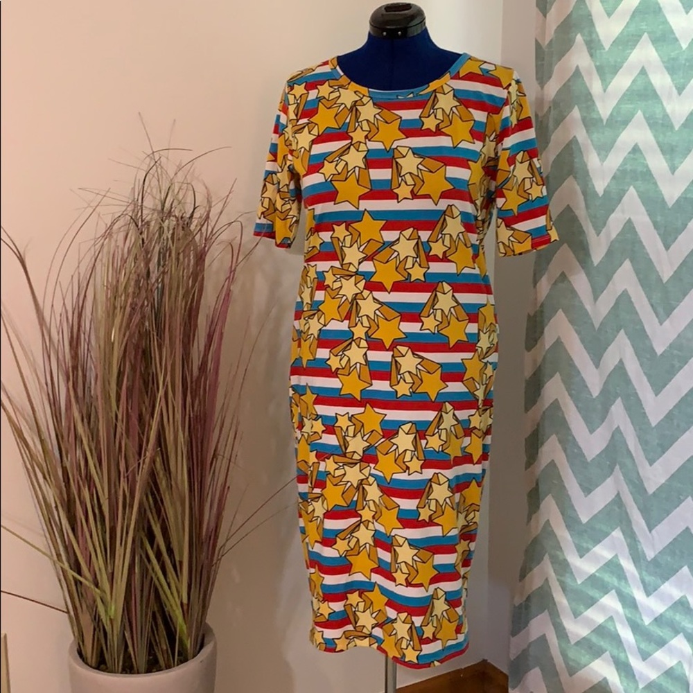 🇺🇸🌟LuLaRoe Julia in an INCREDIBLE Print🌟🇺🇸